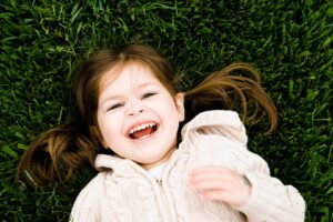Bajkoterapia grami — jak wspomóc rozwój dziecka poprzez terapeutyczną zabawę