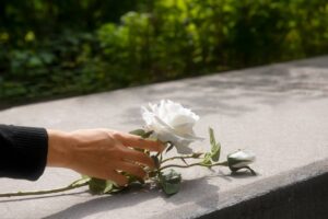 Jak wybrać i przygotować idealny pomnik cmentarny: porady i inspiracje