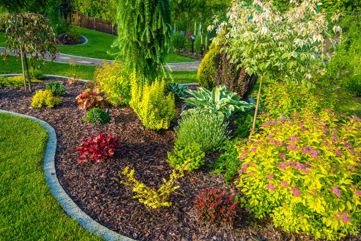 Wytrzymałe obrzeża trawnikowe – sposób na porządek i styl w ogrodzie