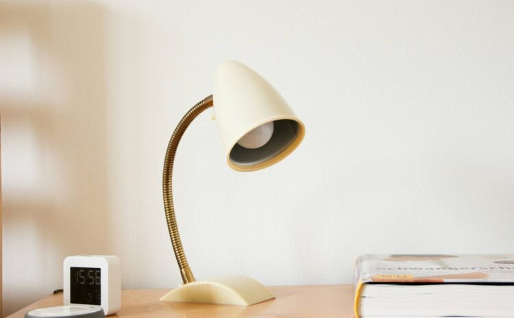  Jak ustawić lampę stołową, by uzyskać przytulne światło?