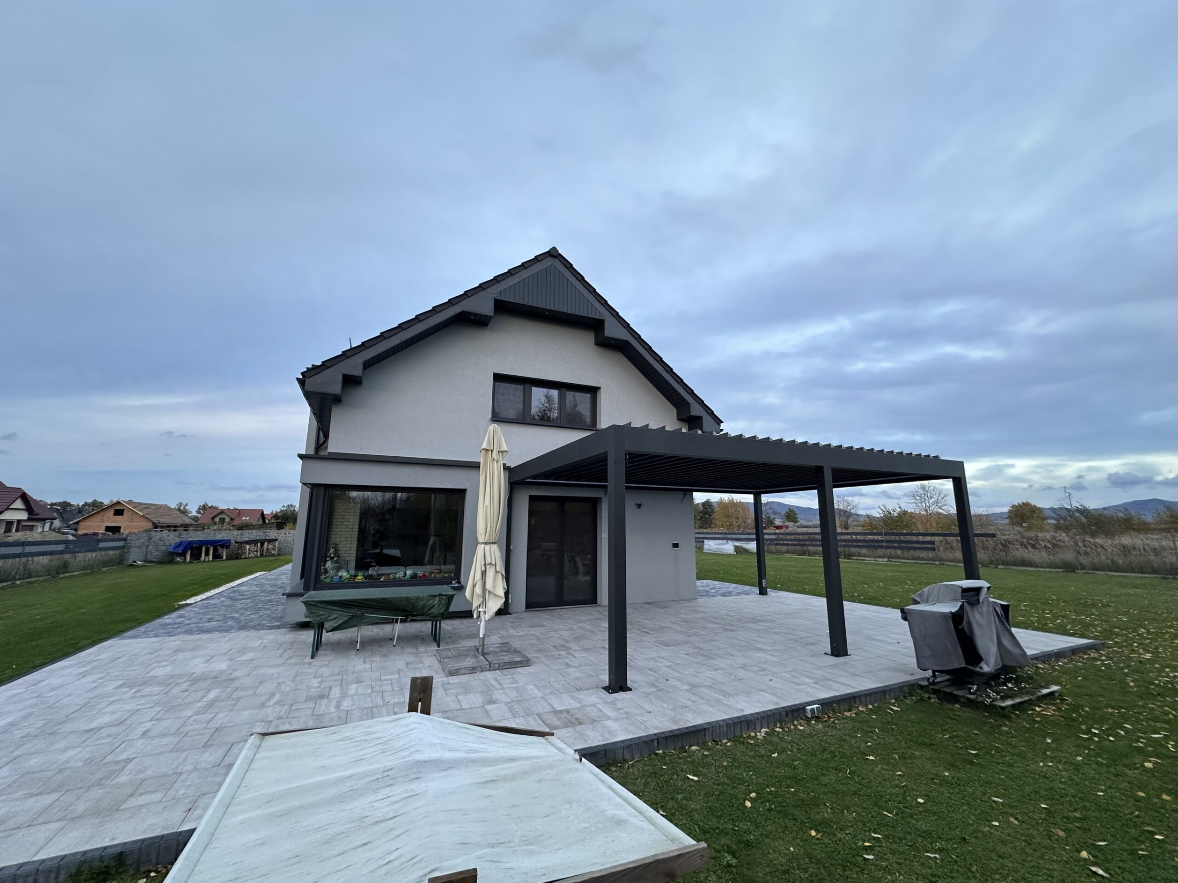 Nowoczesna aluminiowa pergola ogrodowa przy tarasie