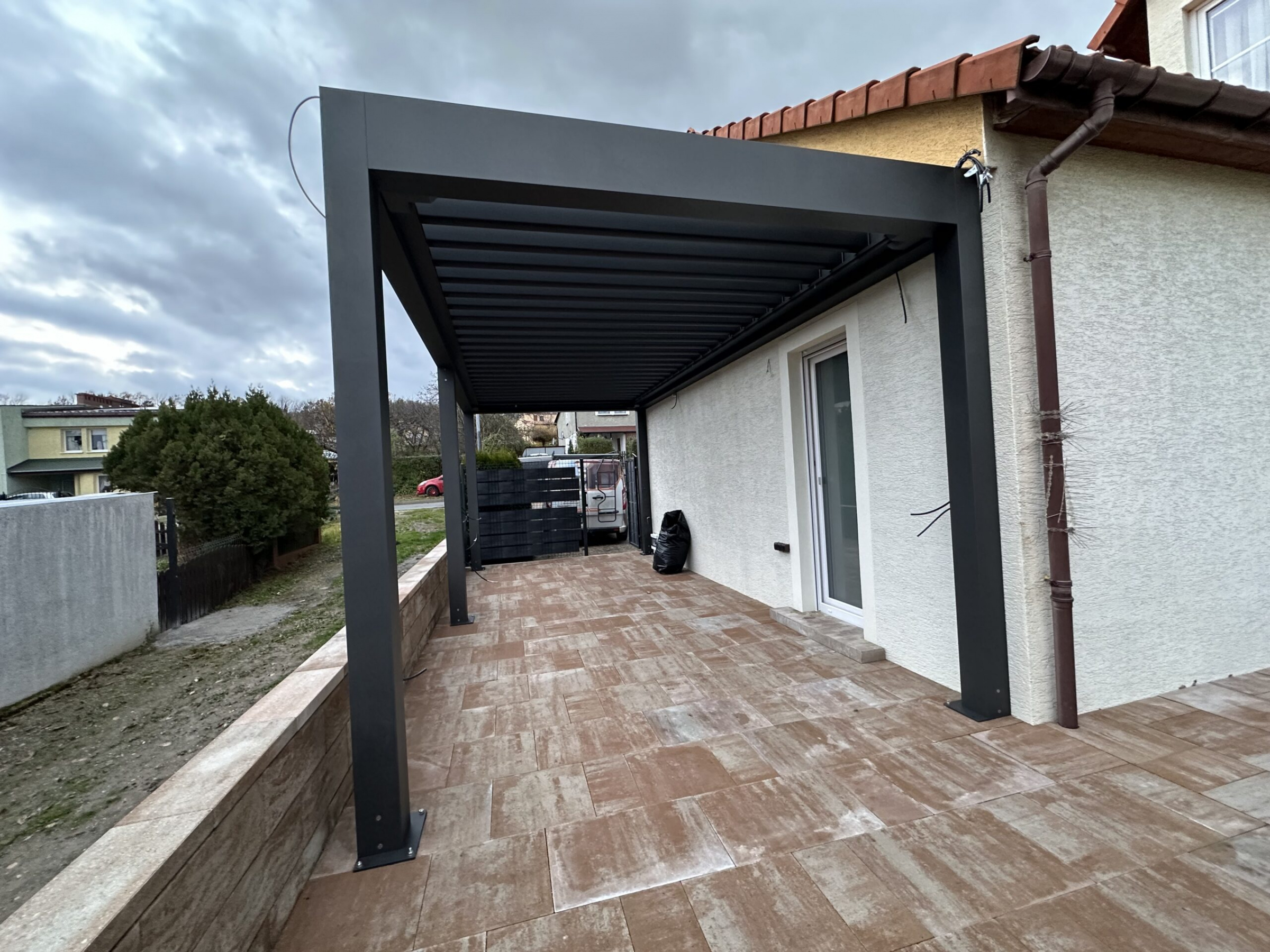 Pergola aluminiowa na tarasie domu jednorodzinnego