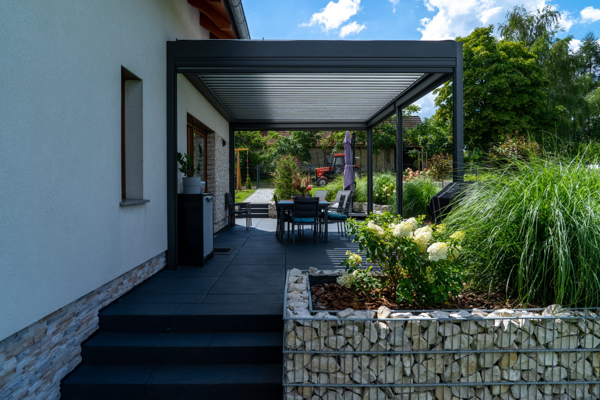 Pergola aluminiowa na tarasie nowoczesnego domu – eleganckie zadaszenie ogrodowe