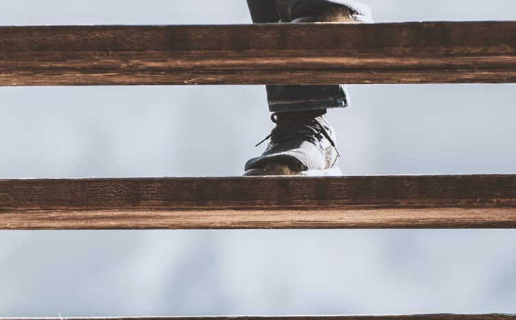  Jak wybrać listwy przypodłogowe drewniane – poradnik