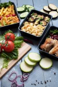 Catering biurowy w Warszawie – jak zapewnić pracownikom ciepły obiad, gdy firma nie ma stołówki