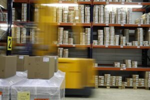Jak usprawnić procesy magazynowania bez rozbudowy hali? Praktyczne sposoby na większą wydajność magazynu